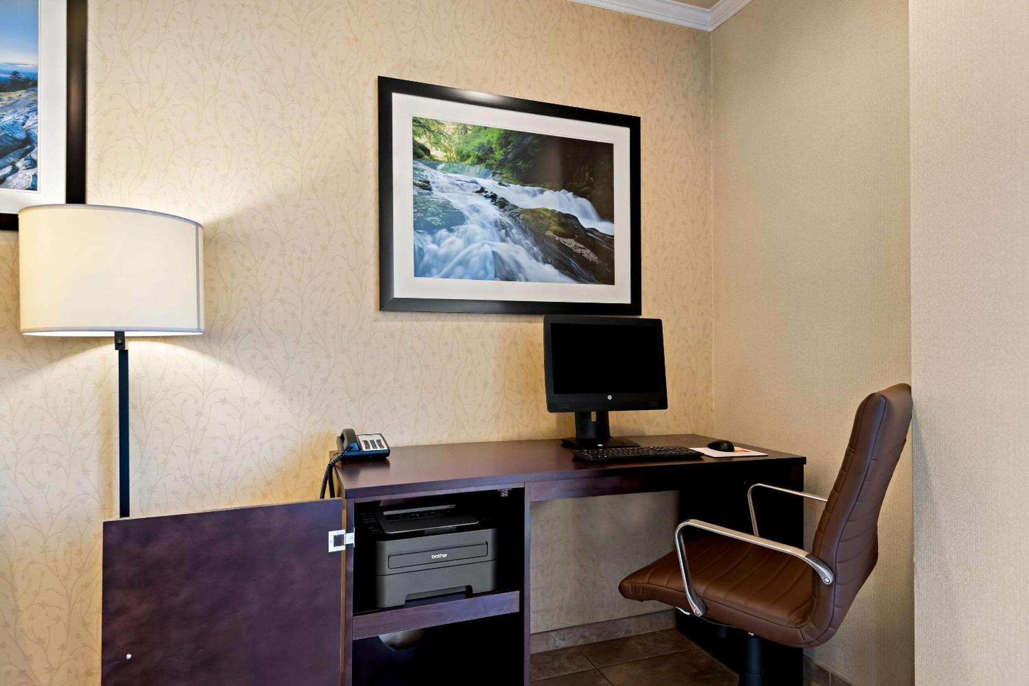 Comfort Inn & Suites Creswell Exterior photo