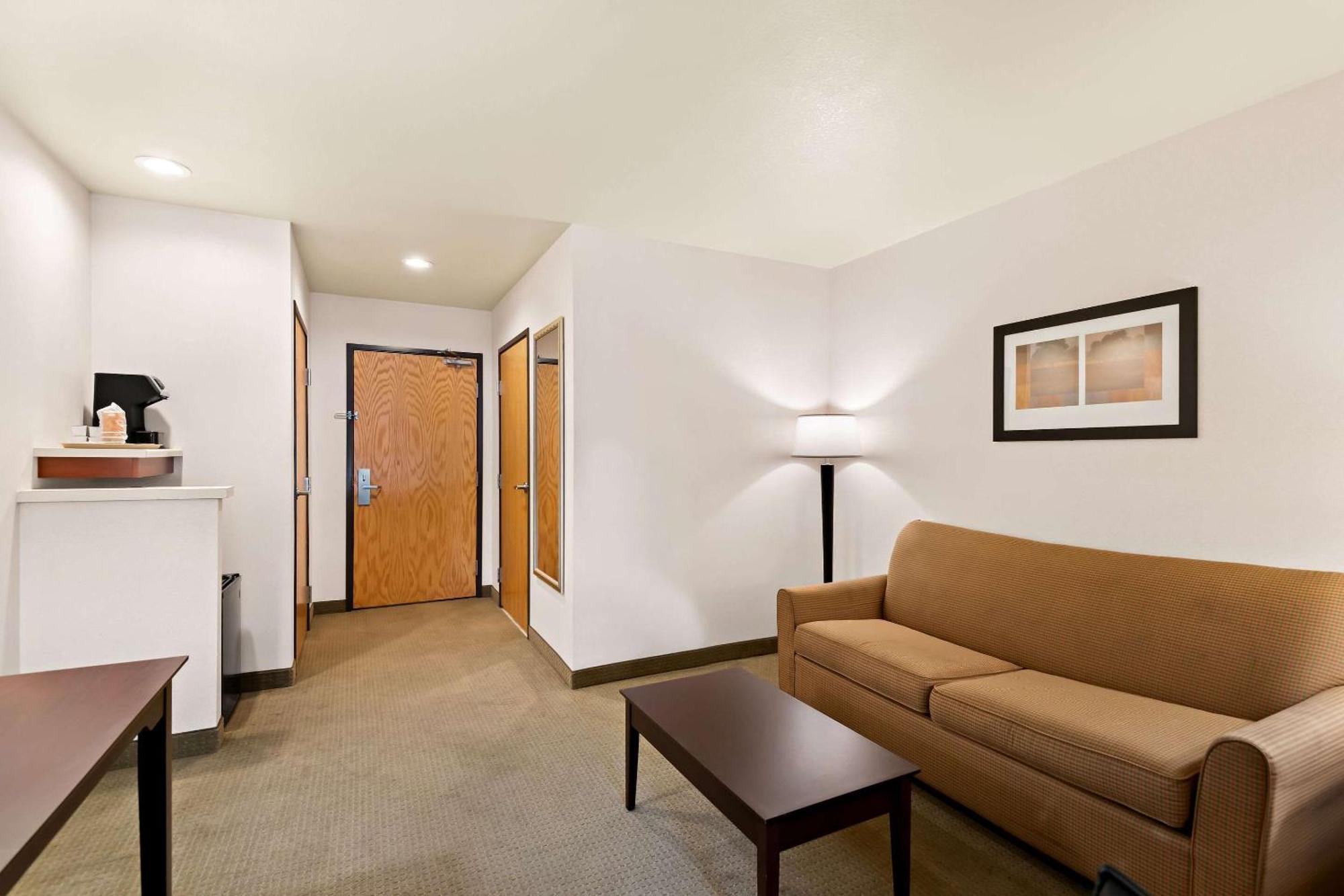 Comfort Inn & Suites Creswell Exterior photo