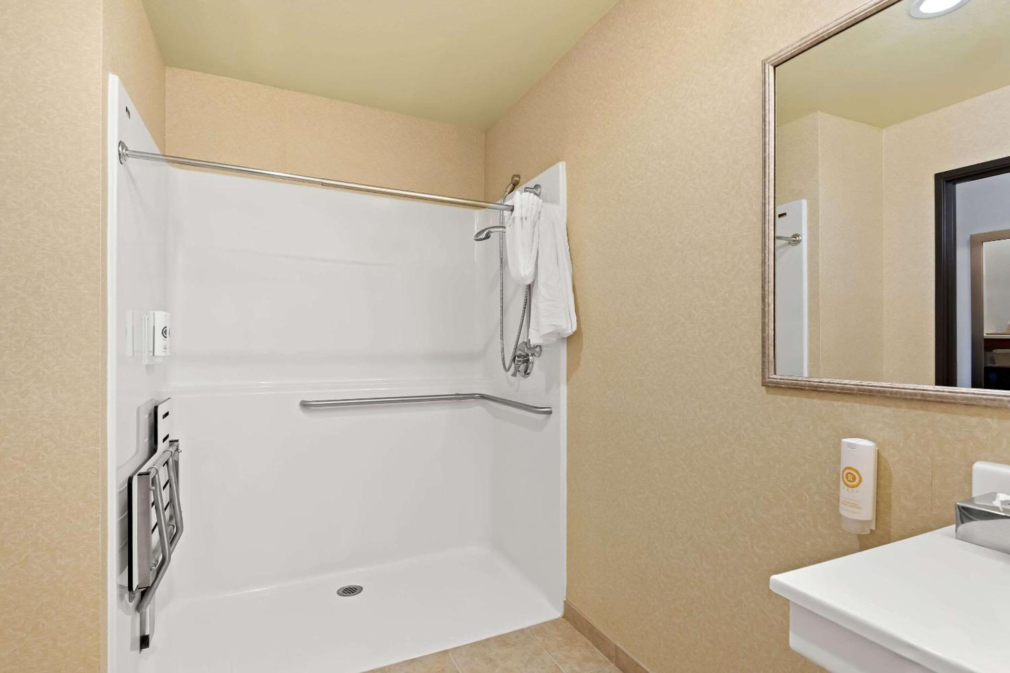 Comfort Inn & Suites Creswell Exterior photo