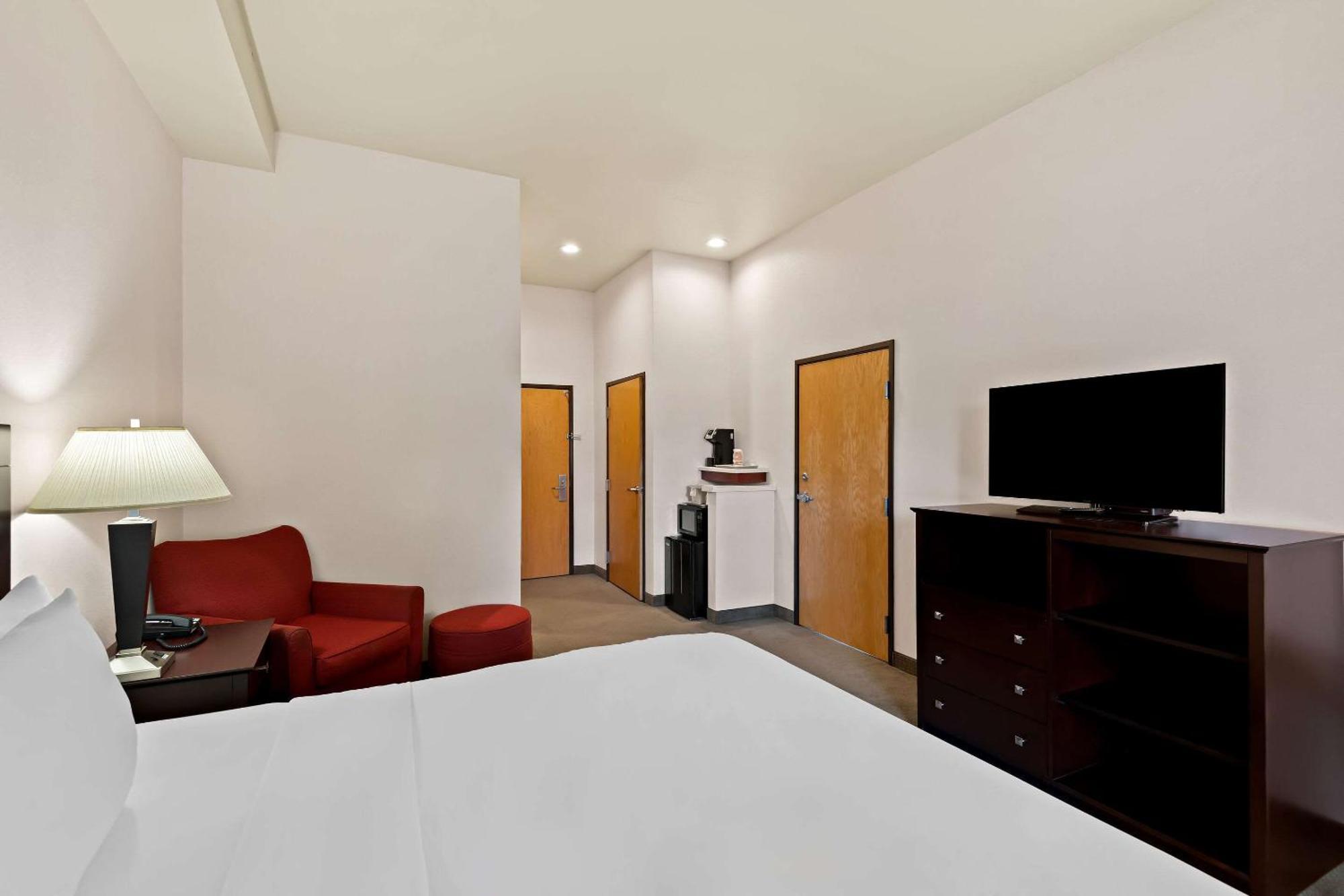 Comfort Inn & Suites Creswell Exterior photo